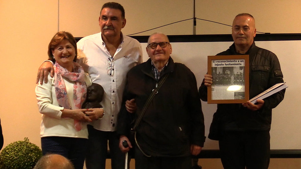 Pepe Mata junto a los familiares de los escoltas del alcade socialista Sánchez Prado, homenajeados y premiados en la III Edición del Premio La Latera de UGT Ceuta